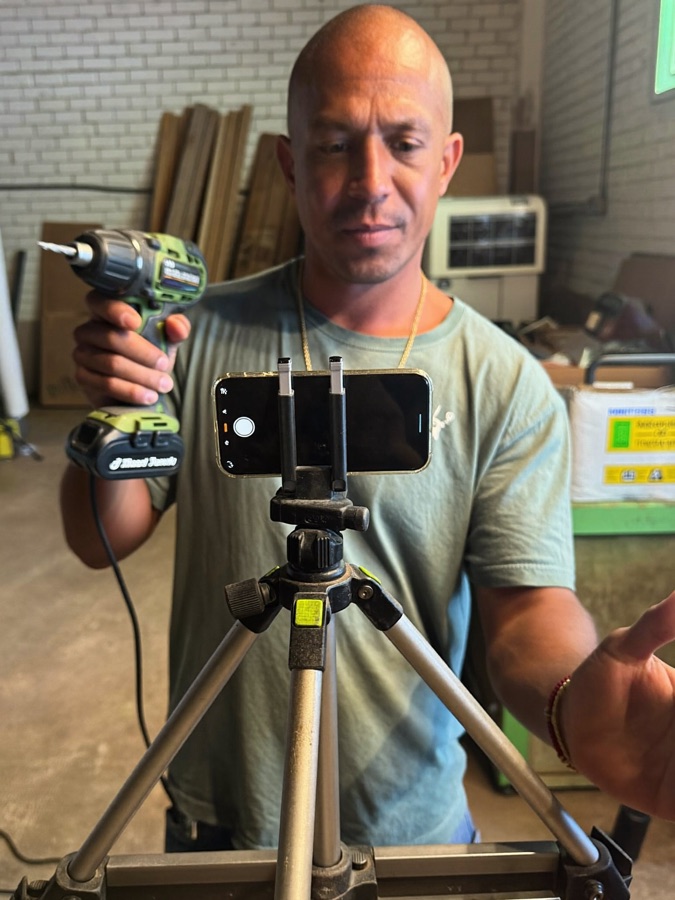 Criador de conteúdo gravando um vídeo