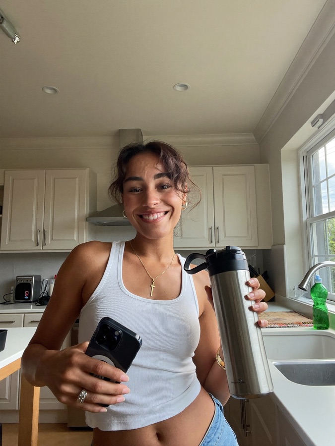 Criador de conteúdo gravando um vídeo