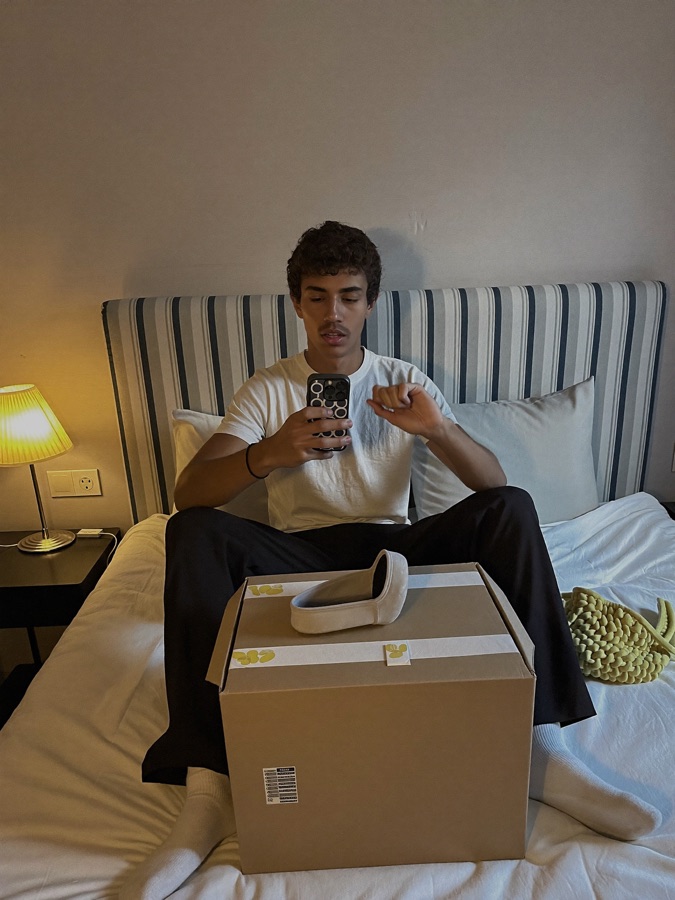 Criador de conteúdo gravando um vídeo