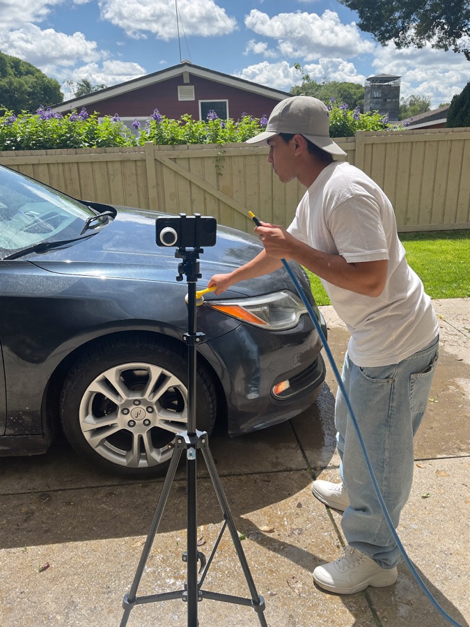 Criador de conteúdo gravando um vídeo